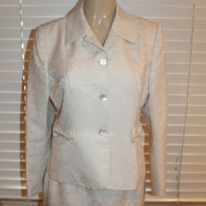 Le Suit women's ivory bows pleated skirt suit size